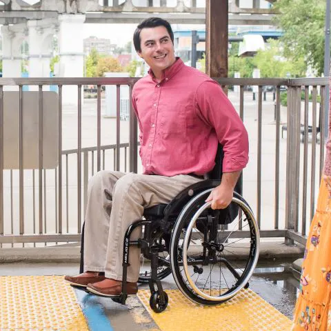 כיסא גלגלים ידני: השימושים והיתרונות