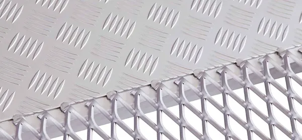 שילוב של לוח דמקה ורשת על הפלטפורמה